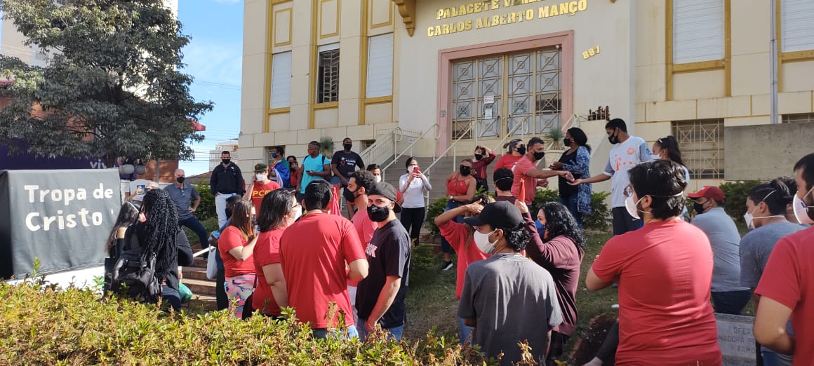 Foto 4 de 8 — Manifestantes se aglomeram na Câmara contra o pedido de impeachment de Edinho Silva